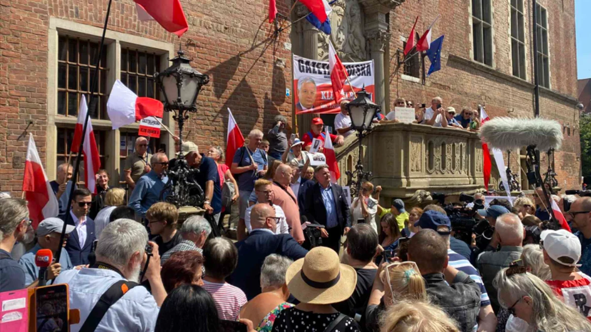 Protest w centrum Gdańska. Spór o wystawę „Nasi chłopcy” przenosi się na ulice - Zdjęcie główne