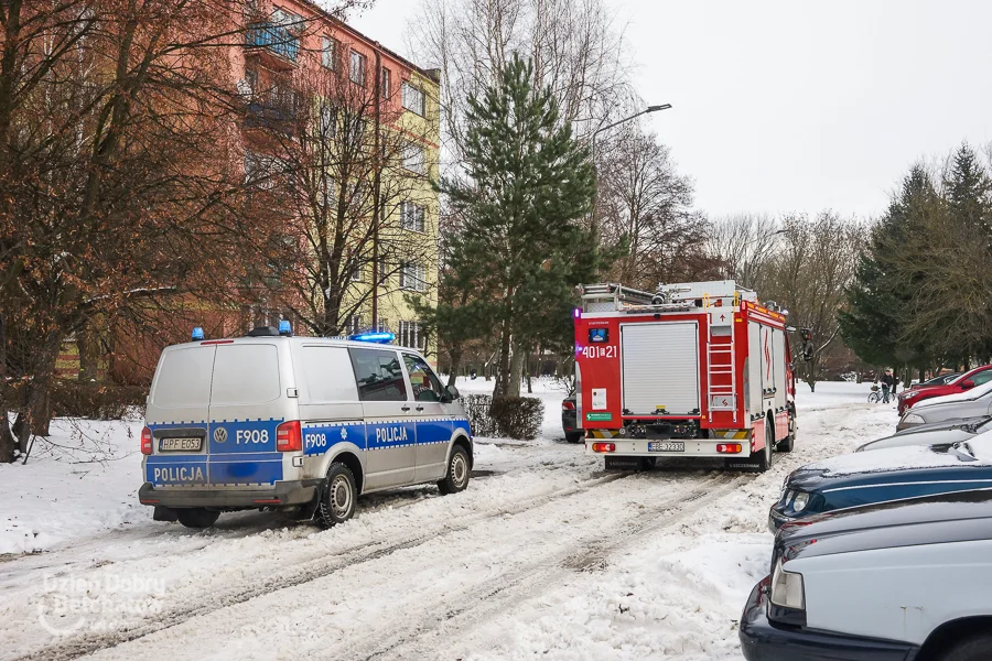 Zmarznięta bryła spadła z dachu na kobietę. Akcja służb na Dolnośląskim