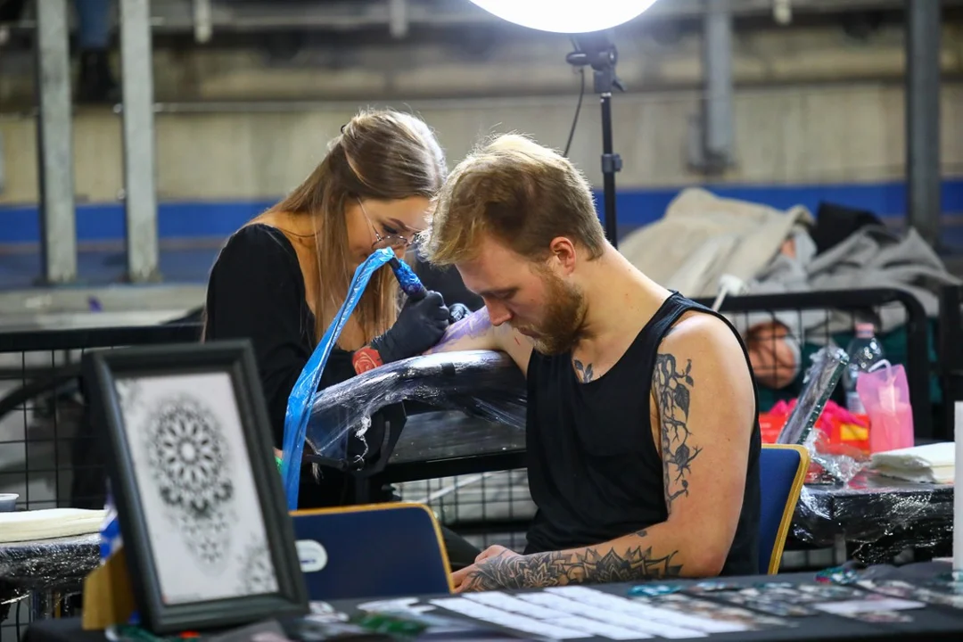 Łódź Tattoo Konwent w Atlas Arenie, wielu łodzian z nowymi dziarkami.