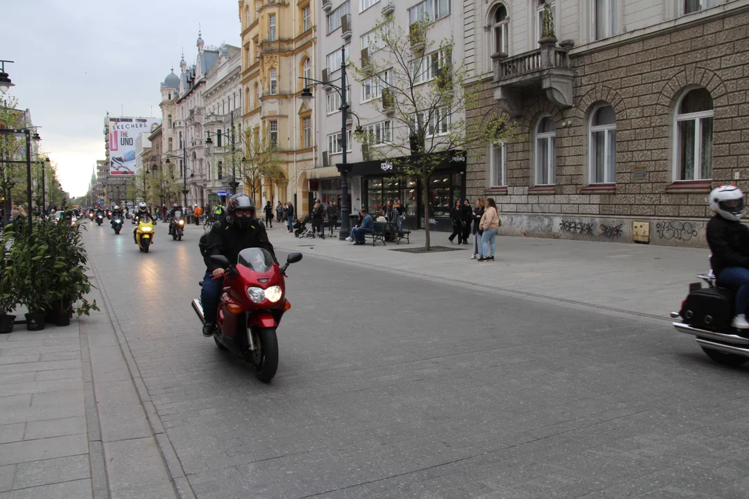 Wielka parada motocyklowa na ulicy Piotrkowskiej w Łodzi