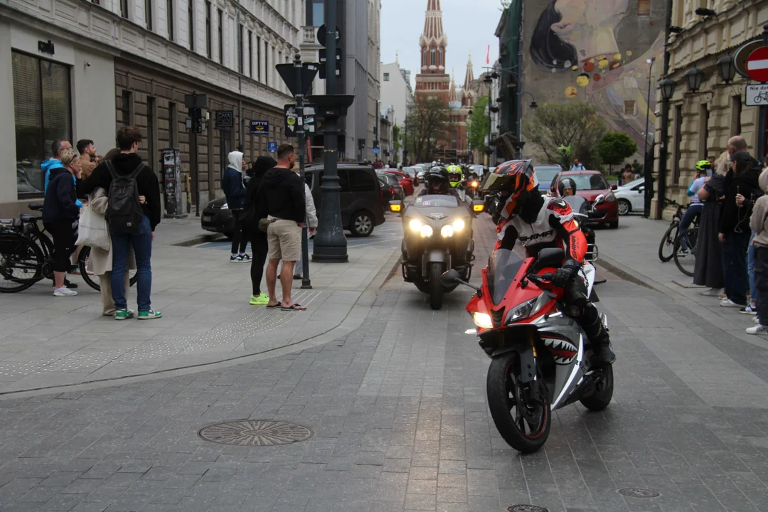 Wielka parada motocyklowa na ulicy Piotrkowskiej w Łodzi