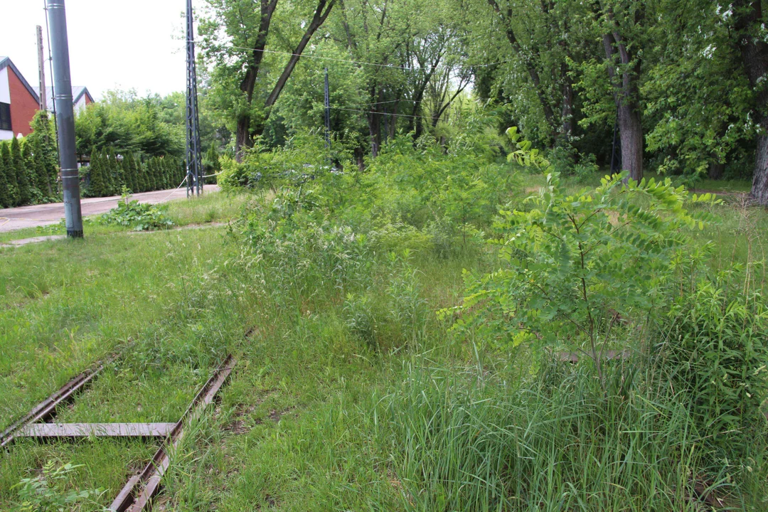 Nieczynne przystanki tramwajowe przy Konstantynowskiej