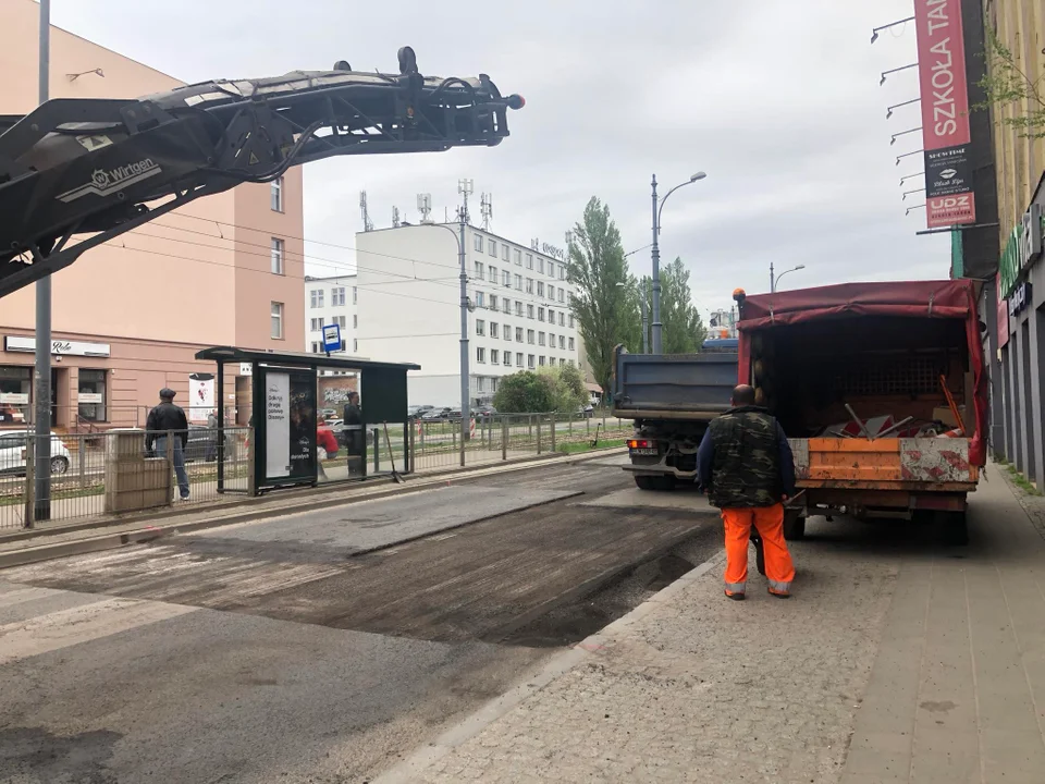 Drogowcy przy skrzyżowaniu ul. Zachodniej z Próchnika w Łodzi