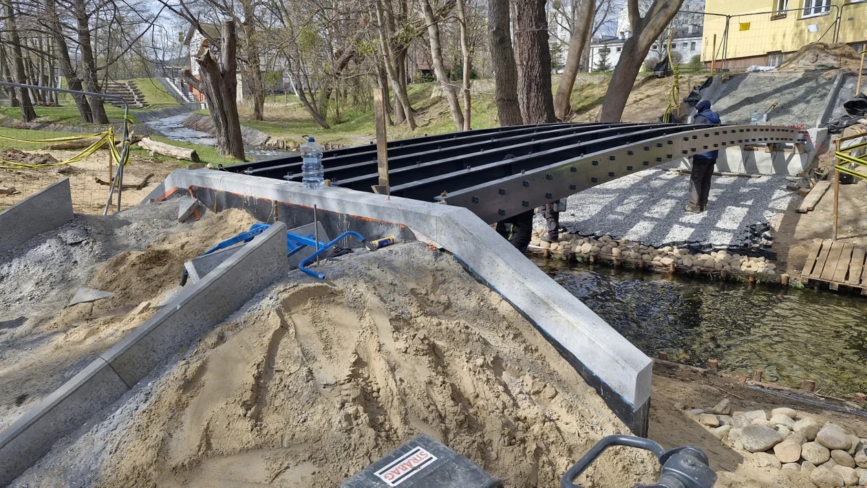 Zniknęła stara kładka, powstaje nowa. Tak zmienia się okolica Potoku Oliwskiego