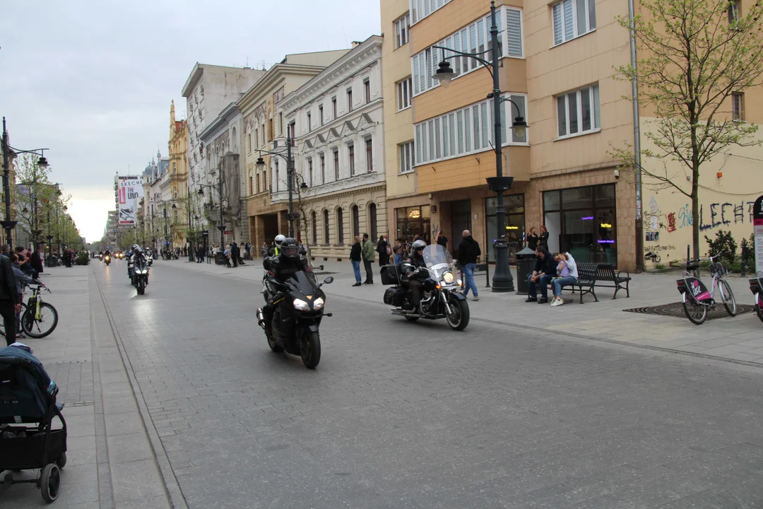 Wielka parada motocyklowa na ulicy Piotrkowskiej w Łodzi