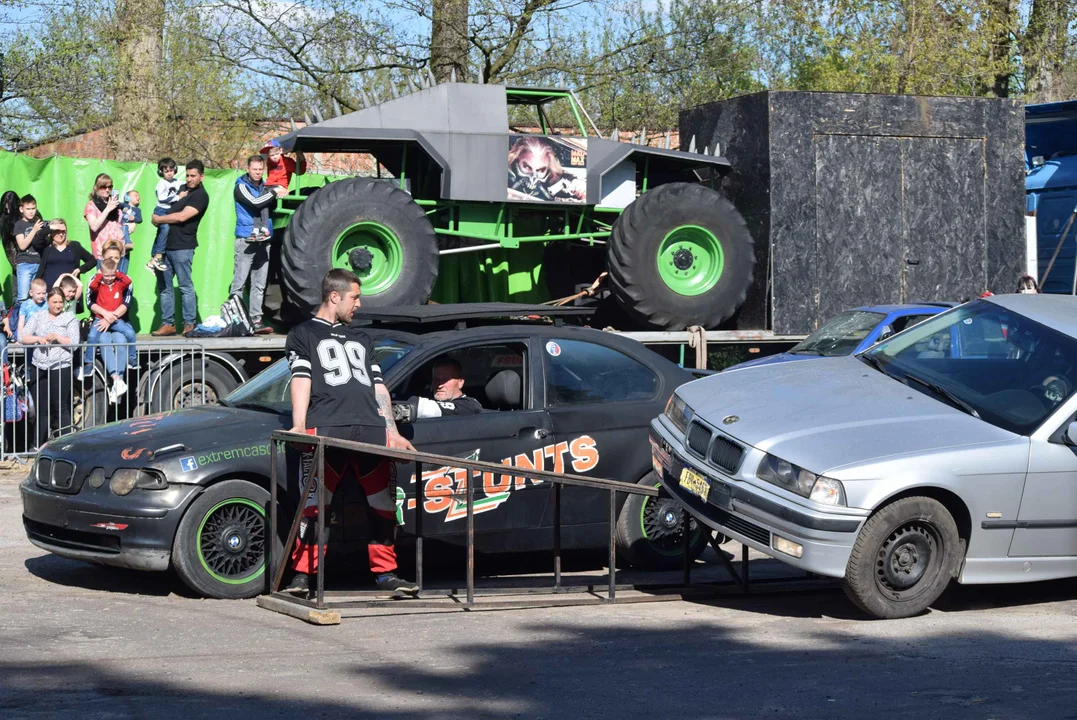 Giganty na czterech kołach zrobiły duże show! Widowiskowy pokaz monster trucków