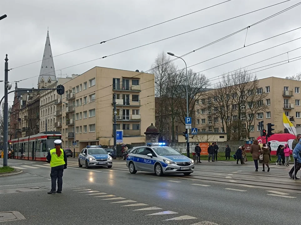 Marsz papieski w Łodzi. Setki łodzian ruszyło ulicami miasta [zdjęcia]