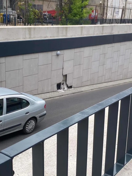 Uszkodzona ściana na wjeździe do tunelu ul. Hasa w Łodzi