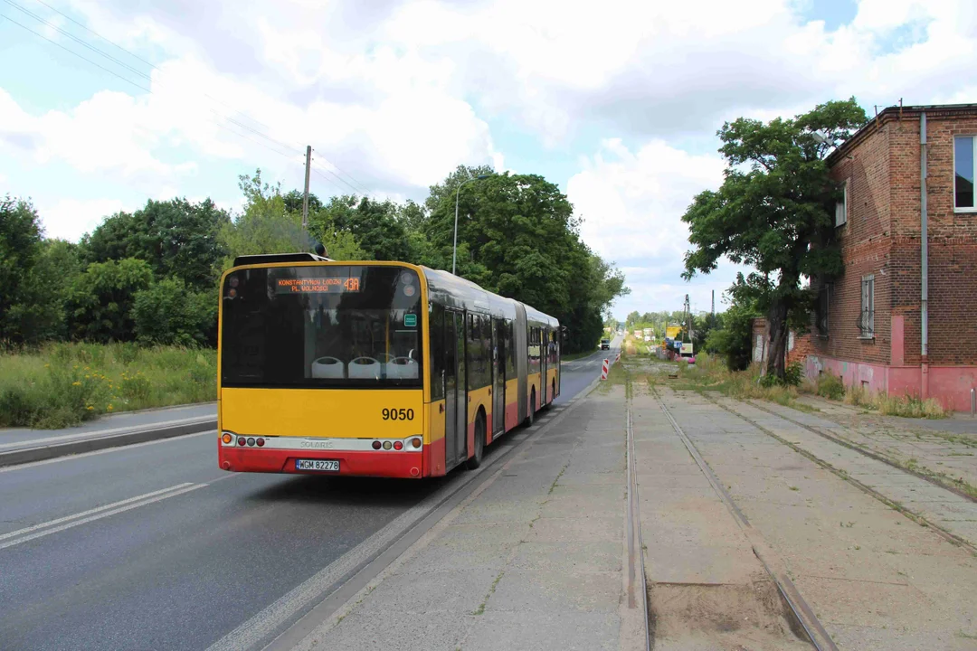 Co dalej z zamkniętym przejściem przez kładkę na Konstantynowskiej?