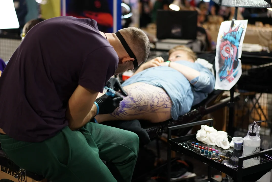 Łódź Tattoo Konwent w Atlas Arenie, wielu łodzian z nowymi dziarkami.