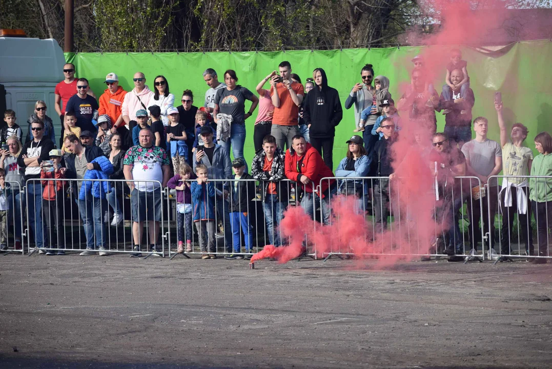 Giganty na czterech kołach zrobiły duże show! Widowiskowy pokaz monster trucków