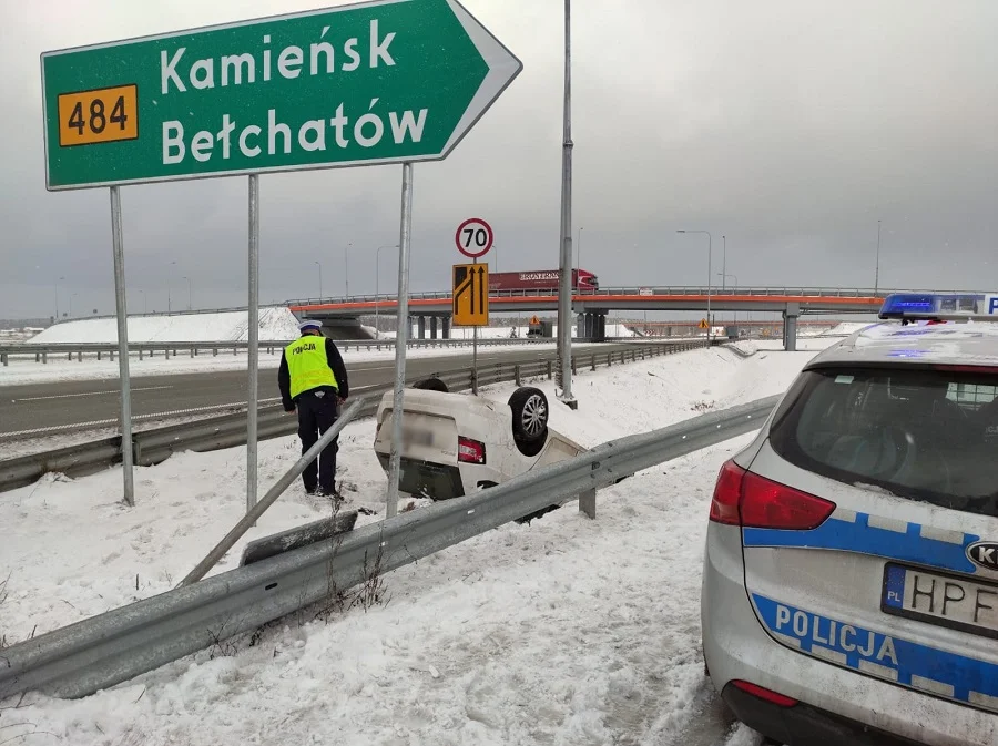 Auto dachowało przy zjeździe z autostrady A1