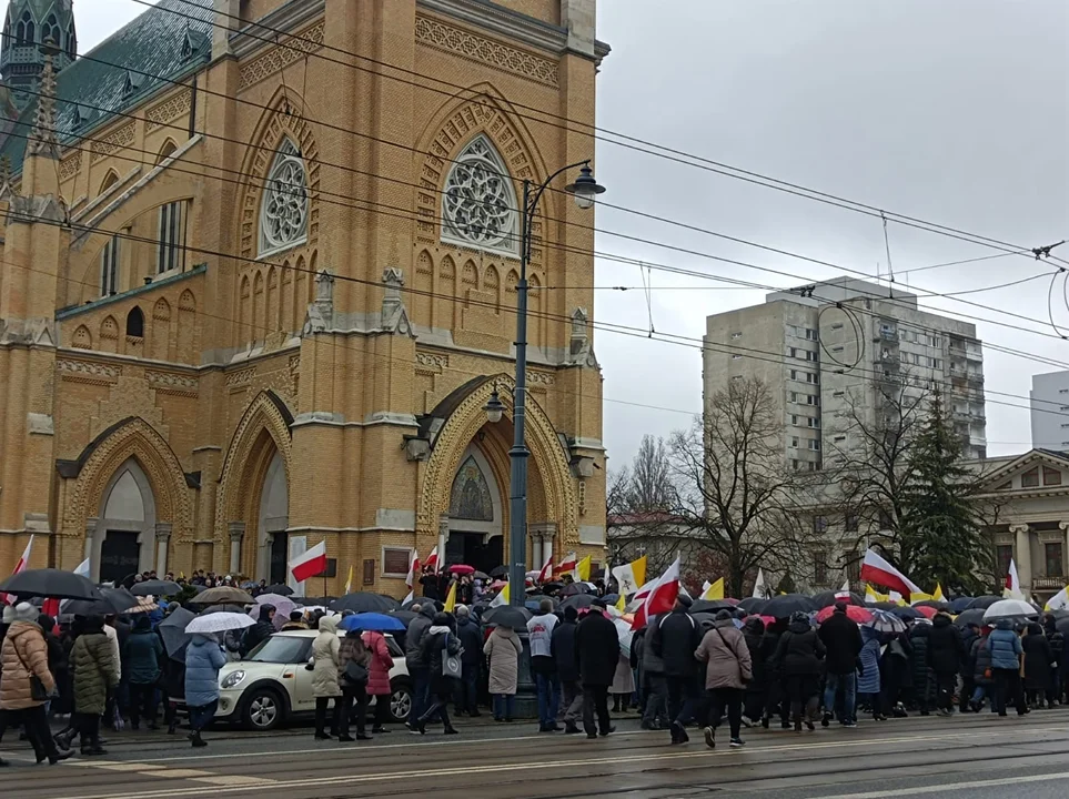 Marsz papieski w Łodzi. Setki łodzian ruszyło ulicami miasta [zdjęcia]