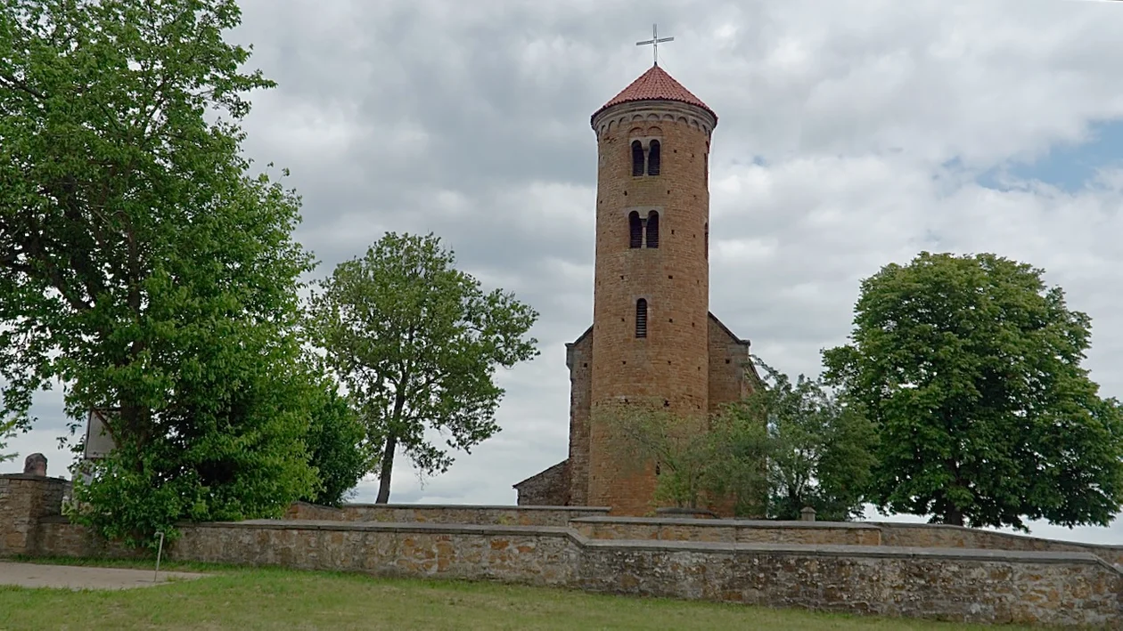 Romański kościół w Inowłodzu