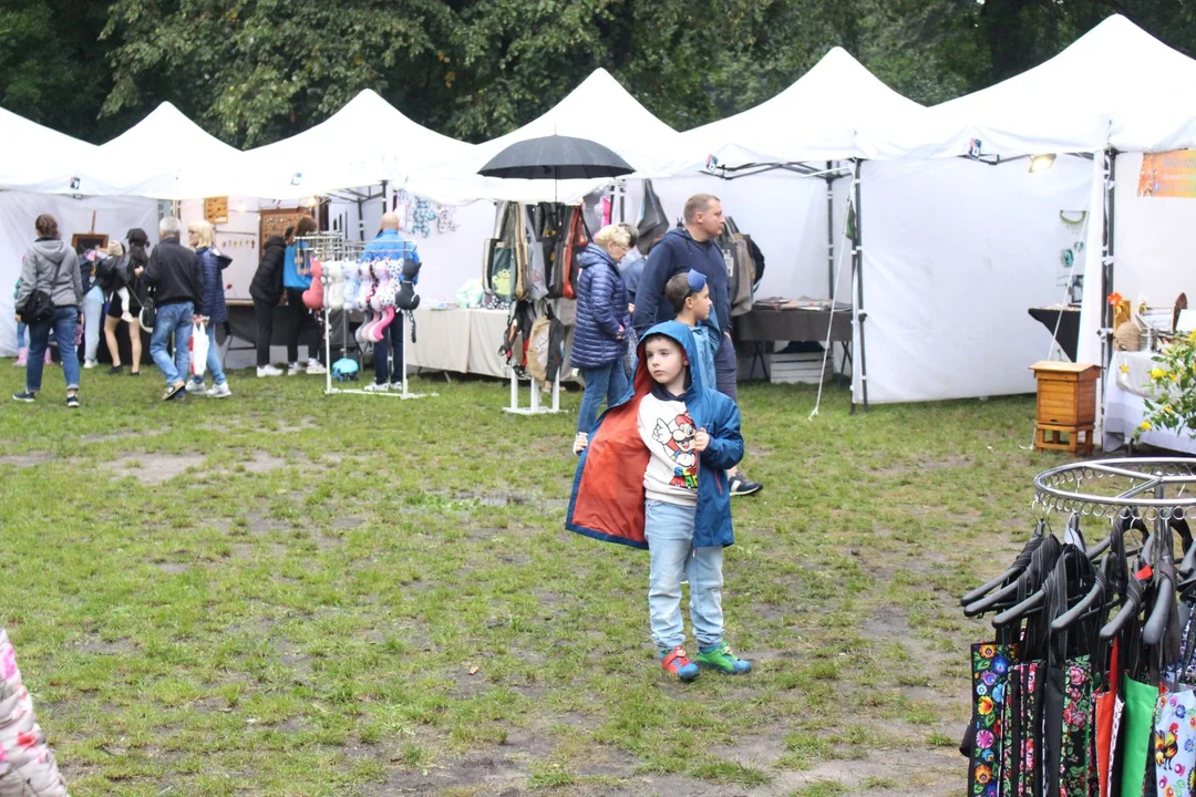 Trwa Święto Róży. Sporo osób odwiedza park Traugutta