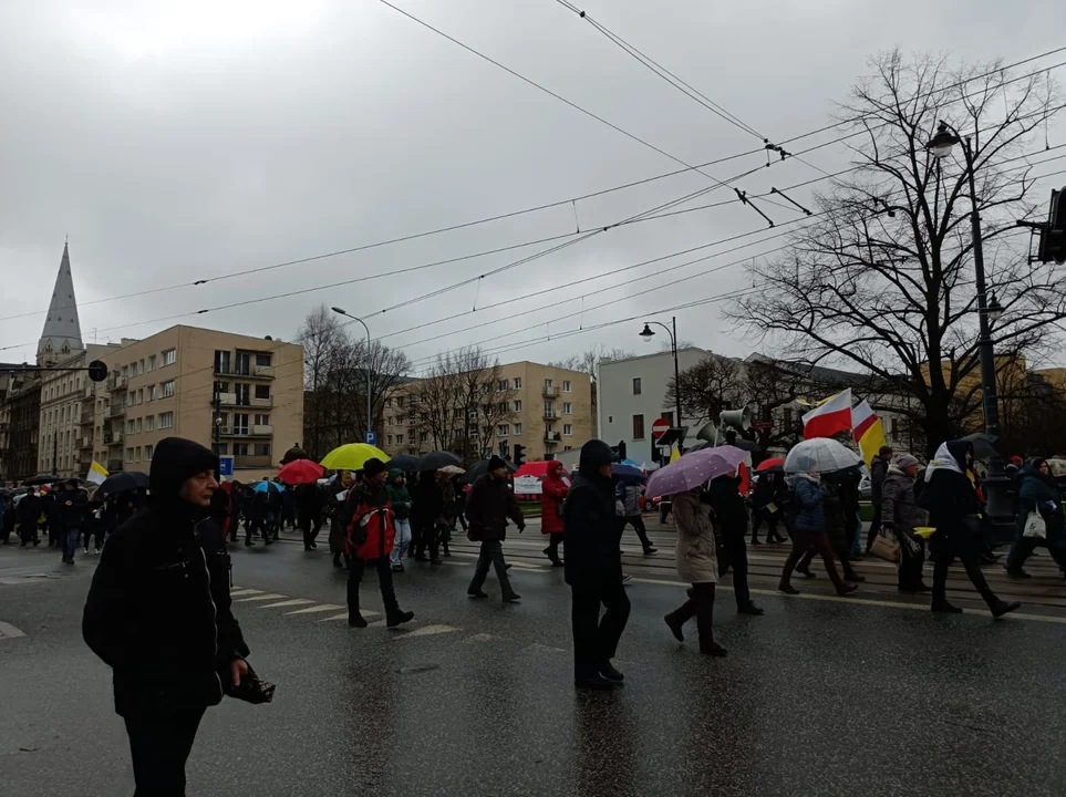 Marsz papieski w Łodzi. Setki łodzian ruszyło ulicami miasta [zdjęcia]