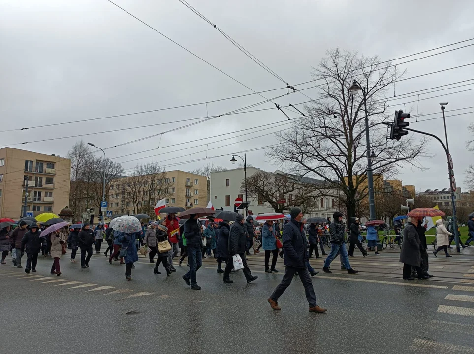 Marsz papieski w Łodzi. Setki łodzian ruszyło ulicami miasta [zdjęcia]