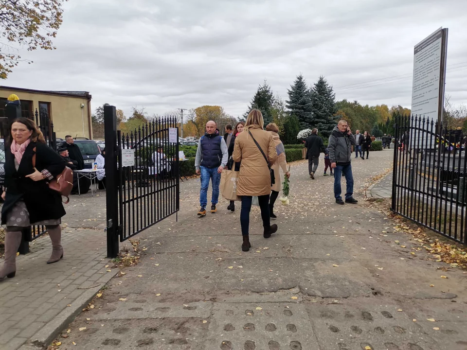 Dzień Wszystkich Świętych na cmentarzu komunalnym w Zgierzu