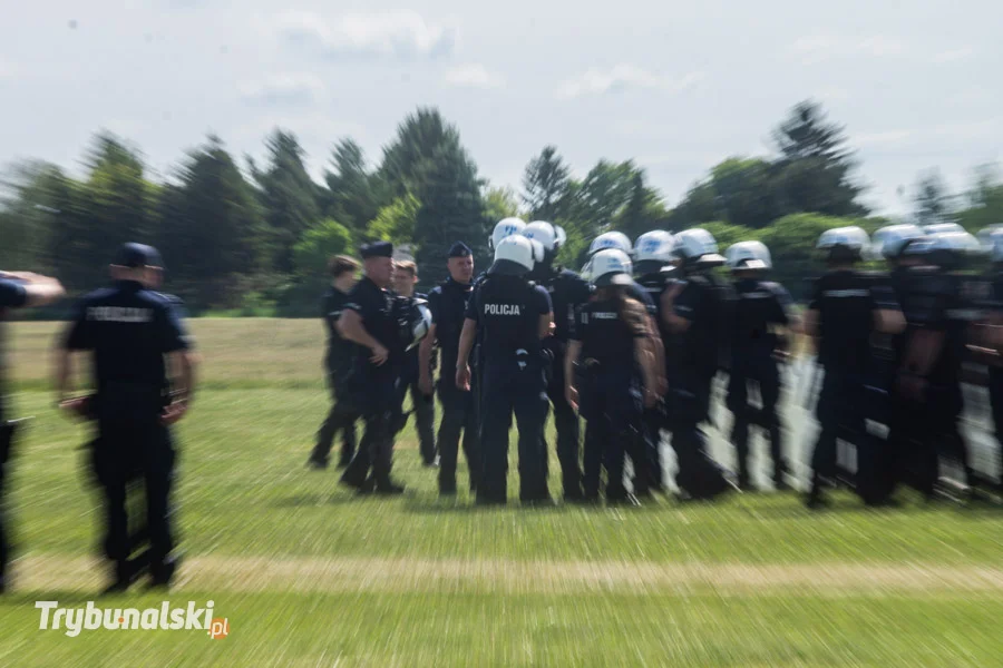 Ćwiczenia służb na lotnisku w Piotrkowie