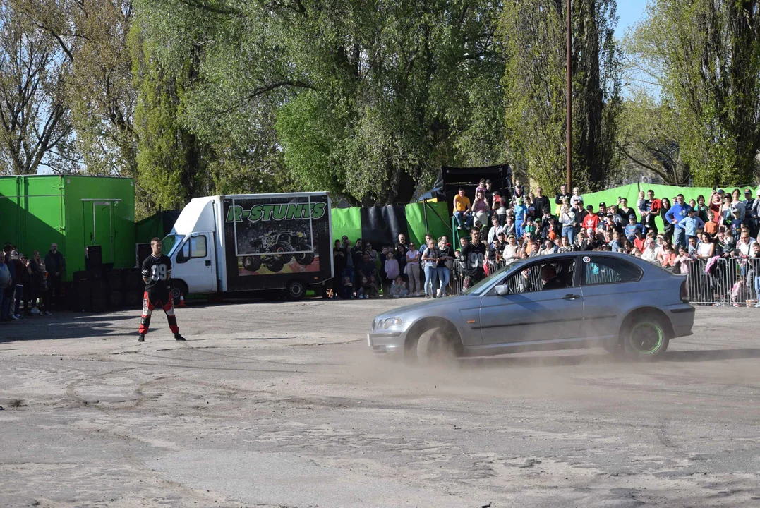 Giganty na czterech kołach zrobiły duże show! Widowiskowy pokaz monster trucków