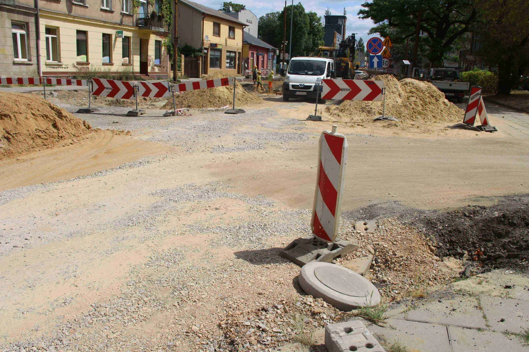 Kolejny objazd, który jest poprowadzony... chodnikiem