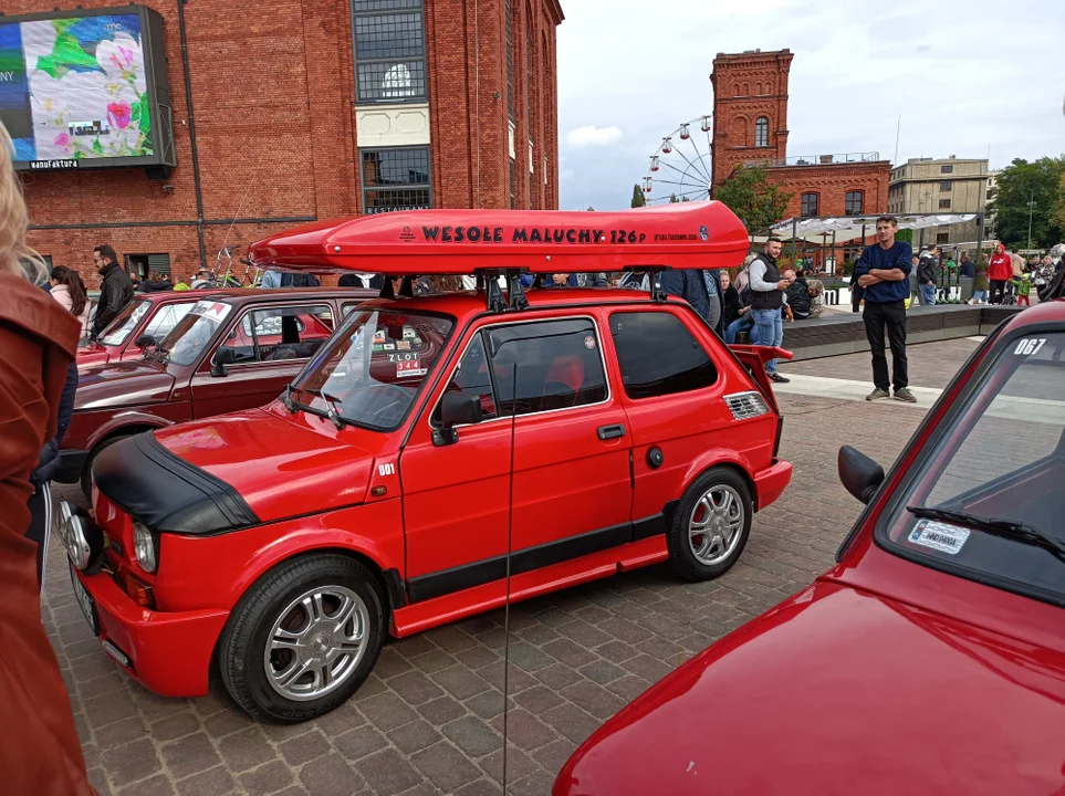 Miłośnicy fiatów 126p zaprezentowali swoje maszyny w łódzkiej Manufakturze