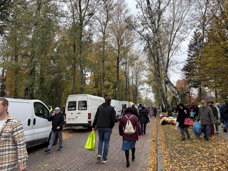 Korki w okolicach cmentarza na Dołach