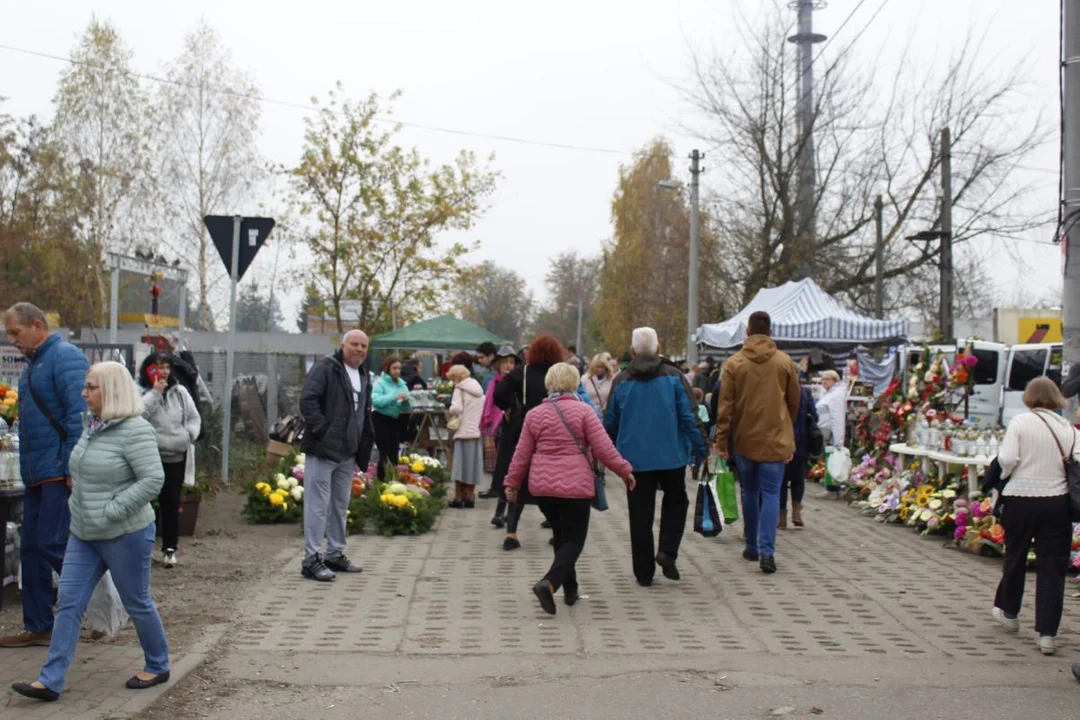 Cmentarz na Kurczakach. Tłumy łodzian odwiedzały groby bliskich - Zdjęcie główne