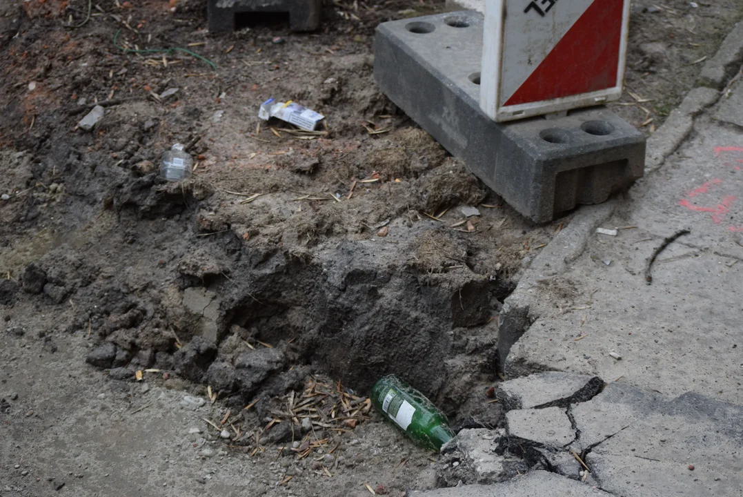 Mieszkańcy mają dość zalegających śmieci w centrum Łodzi. „Flaszek jest więcej niż robotników” [zdjęcia]