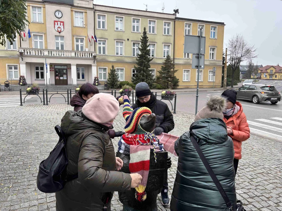 Pomnik w centrum miasta udekorowany przez grupę „Zamontanki”