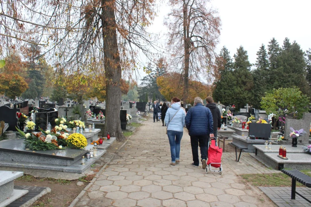 Tłumy łodzian na cmentarzu na Kurczakach