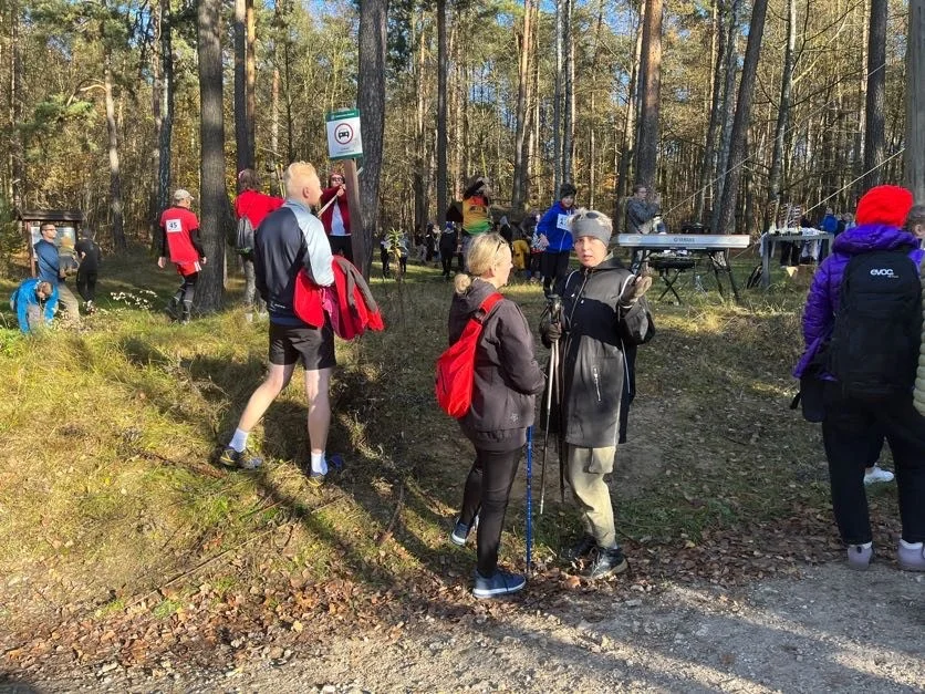 VIII edycja Spaceru i Biegu do Niepodległości w Grotnikach. Piękna pogoda zachęcała do aktywnego spędzania czasu!