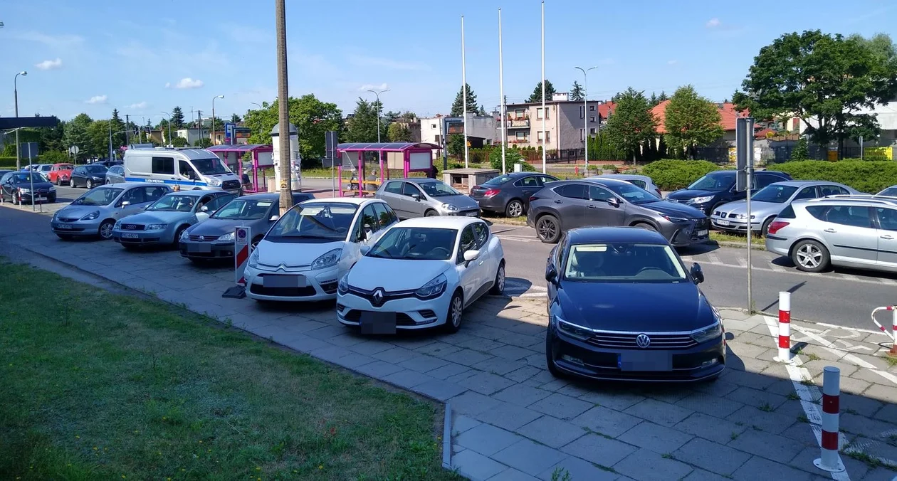 Mieszkańcy pytają o parking przy szpitalu w Kutnie. Jakie plany ma dyrekcja? [ZDJĘCIA] - Zdjęcie główne