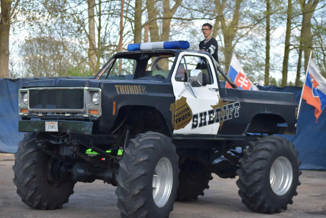 Giganty na czterech kołach zrobiły duże show! Widowiskowy pokaz monster trucków