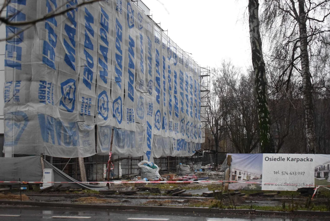 Rozłożony chodnik na ulicy Długiej