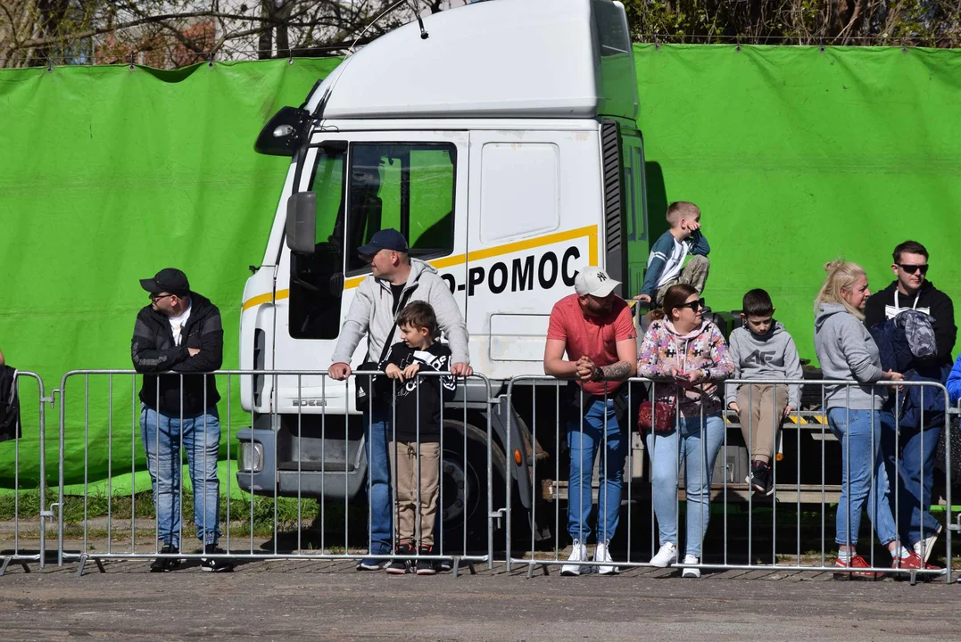 Giganty na czterech kołach zrobiły duże show! Widowiskowy pokaz monster trucków