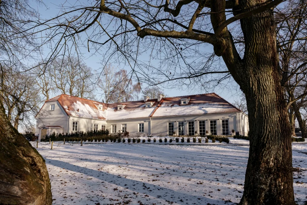 Od Napoleona po kino letnie. Ten dwór w woj. łódzkim nadal tętni życiem (ZDJĘCIA) - Zdjęcie główne