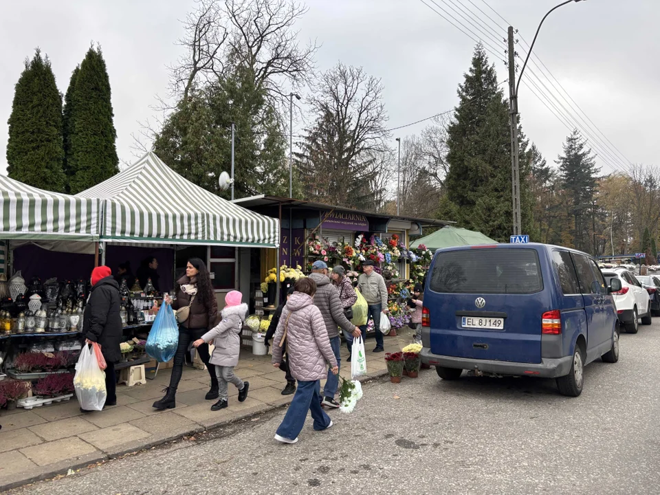 Korki w okolicach cmentarza na Dołach