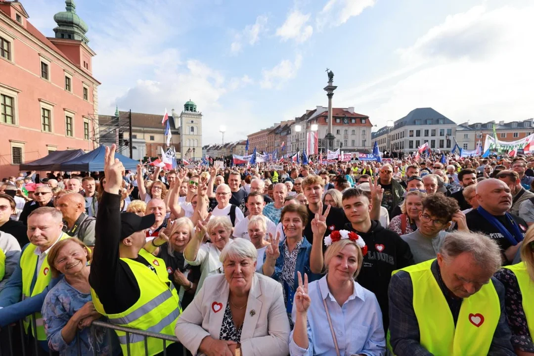 Tysiące Łodzian na wiecu na pl. Zamkowym w Warszawie. To święto wolności i demokracji!