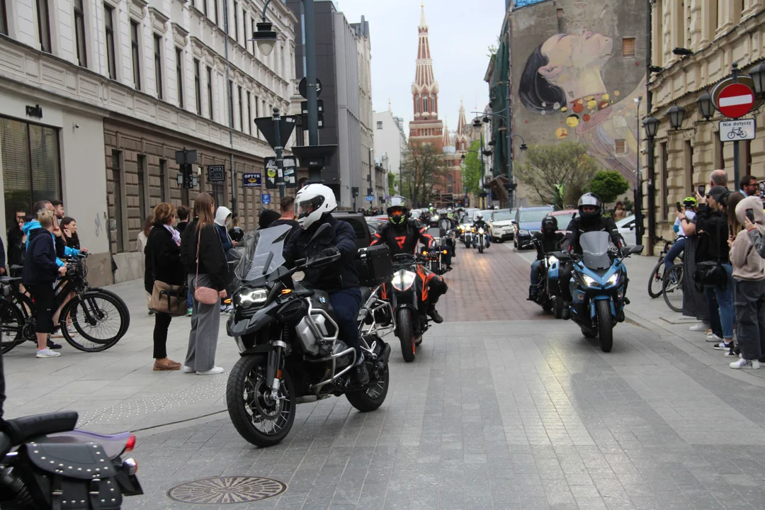 Wielka parada motocyklowa na ulicy Piotrkowskiej w Łodzi