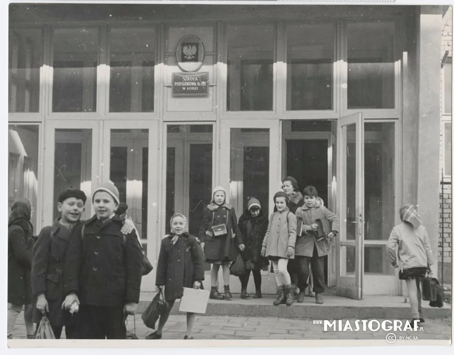 Czwartek z historią. Do tych placówek chodzili nasi dziadkowie i pradziadkowie. Zobacz łódzkie szkoły na archiwalnych zdjęciach - Zdjęcie główne