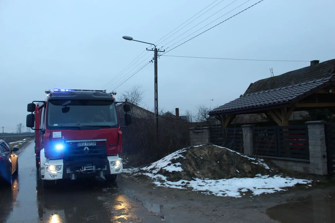 W miejscowości Bielawki w jednym z domów zawalił się dach. Służby zabezpieczają budynek