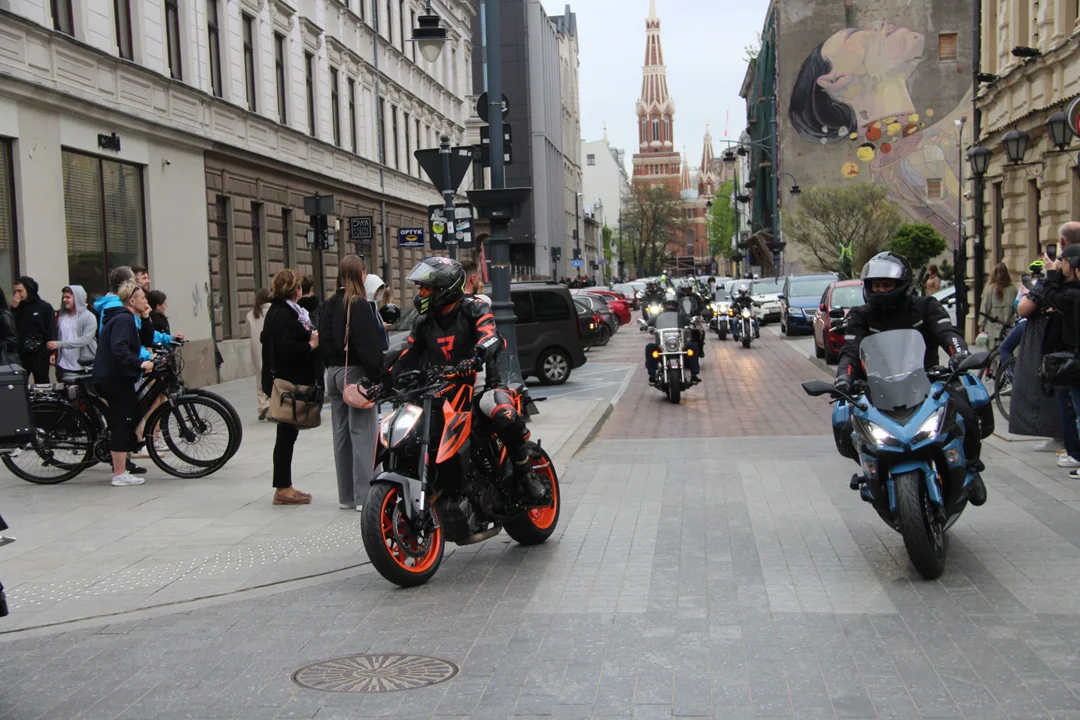 Wielka parada motocyklowa na ulicy Piotrkowskiej w Łodzi