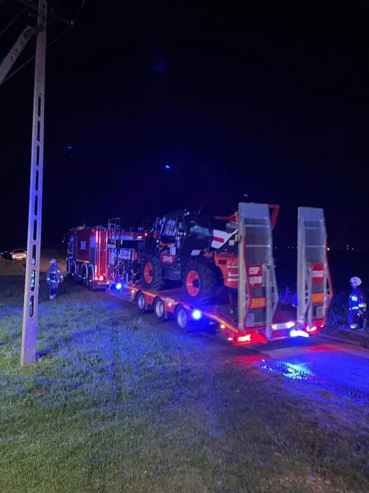 Pożar stodoły w miejscowości Osmólsk Górny. W akcji liczne siły straży pożarnej