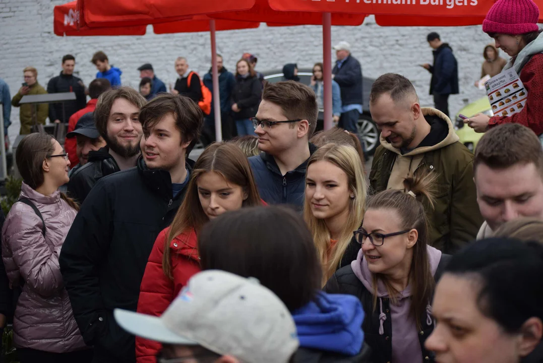 Tłumy łodzian na otwarciu restauracji MAX Premium Burgers. Tego jeszcze w Łodzi nie było [ZOBACZ ZDJĘCIA]