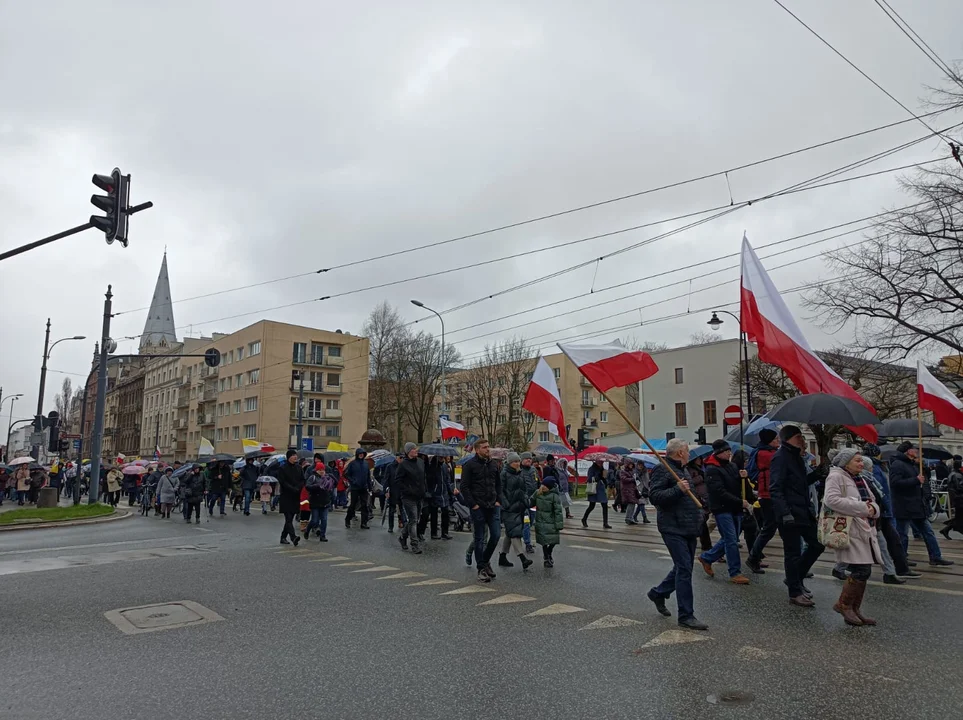 Marsz papieski w Łodzi. Setki łodzian ruszyło ulicami miasta [zdjęcia]