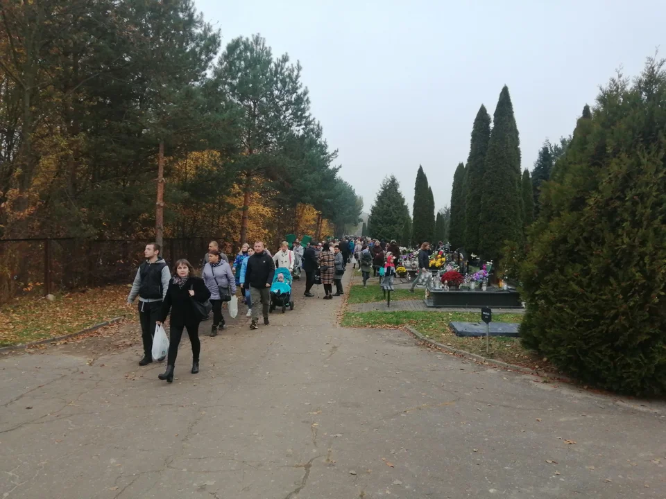 Zgierzanie i mieszkańcy okolic odwiedzili groby na cmentarzach w regionie