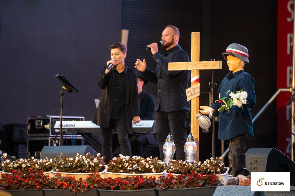 Bełchatowianie wyśpiewali pieśni patriotyczne. Zobacz, jak uczcili rocznicę powstania [FOTO] - Zdjęcie główne