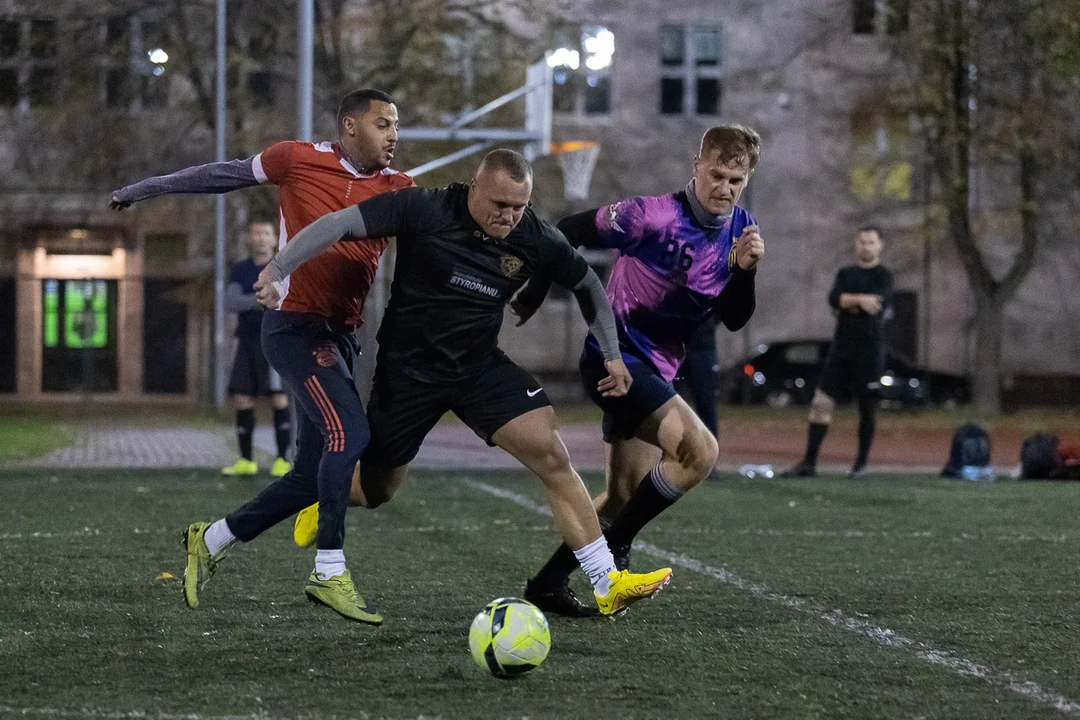 Zawodnicy Playareny nie odpuszczają! Dużo emocji w spotkaniu AGKS 2 oraz FC Farselona - Zdjęcie główne