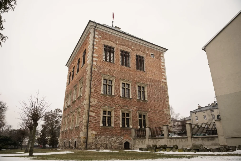 Niepozorny budynek w woj. łódzkim skrywa pewien sekret. To tu obwołano Zygmunta Augusta królem „vivente rege” (ZDJĘCIA) - Zdjęcie główne